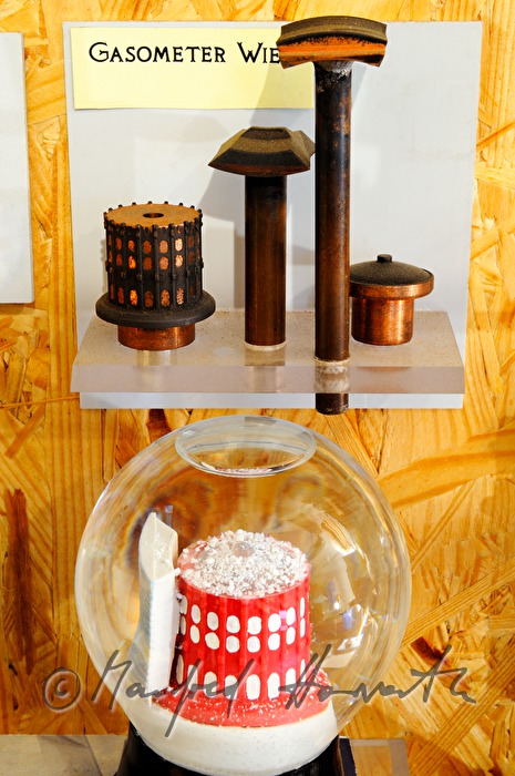Schneekugel und Modelle des Wiener Gasometers
