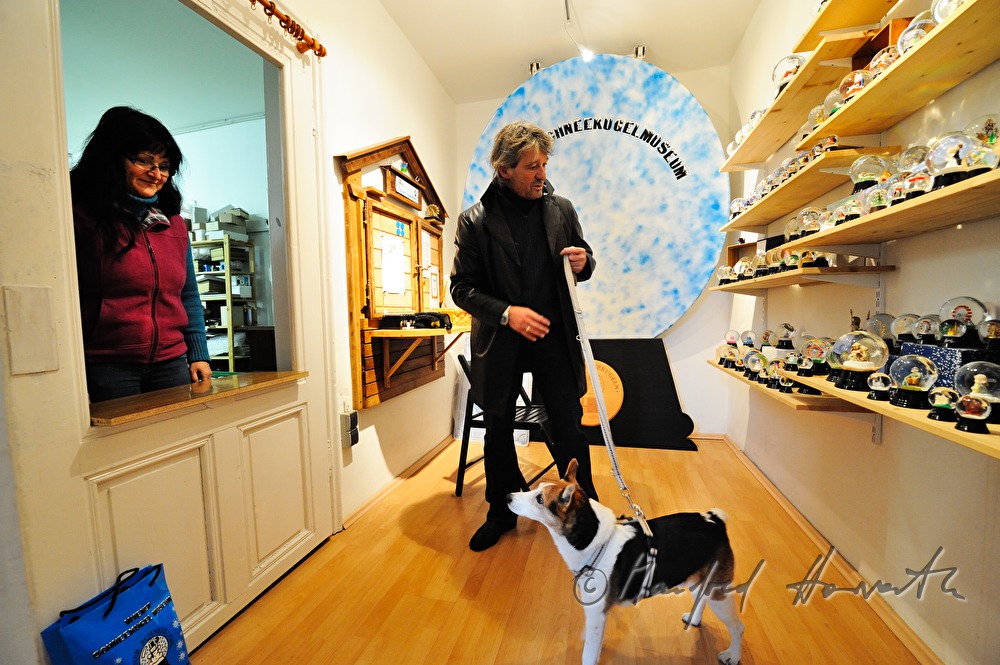 Besucher mit Hund im Schneekugelmuseum