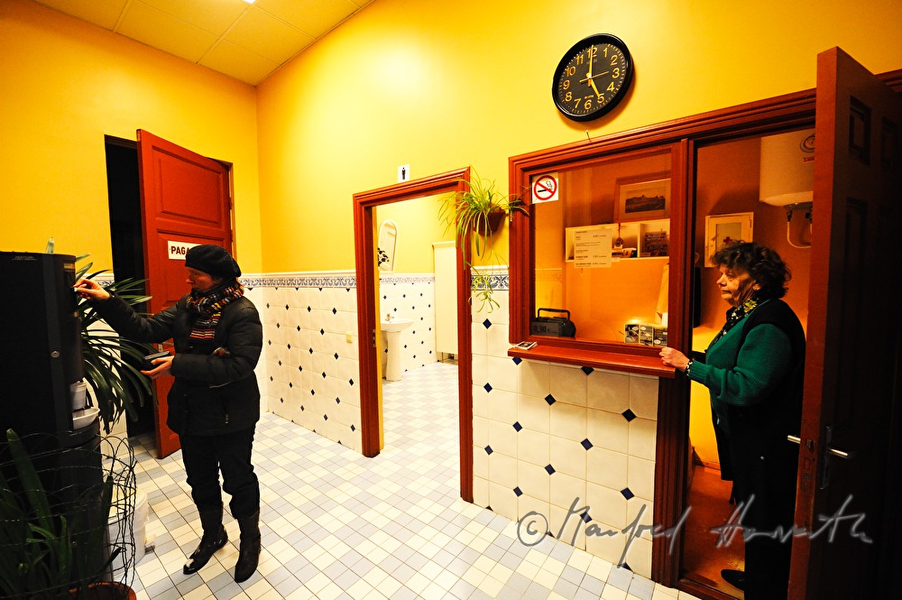 Bahnhof, Toilettenfrau und Kaffeeautomat