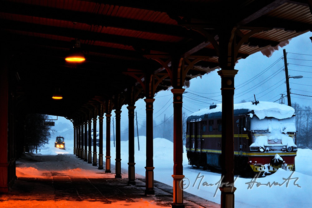 Bahnsteig des Museums-Bahnhofes und eingeschneiter Zug