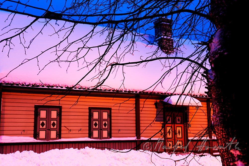 Wohnhaus aus Holz im traditionellen Baustil