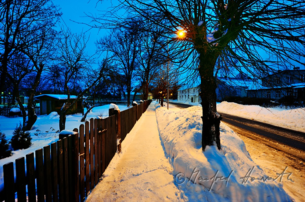 schneebedeckter Gehsteig und Strasse