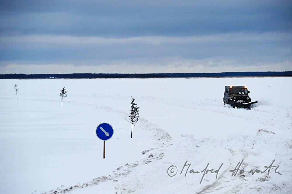 Schneepflug auf der Eisstrasse Haapsalu - Rannarootsi