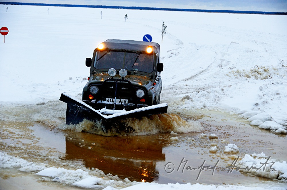 Schneepflug auf der Eisstrasse Haapsalu - Rannarootsi