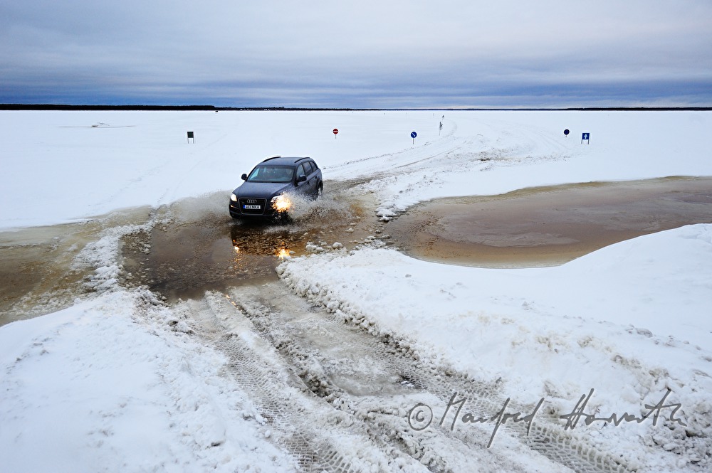 Fahrzeug auf der Eisstrasse Haapsalu - Noarootsi