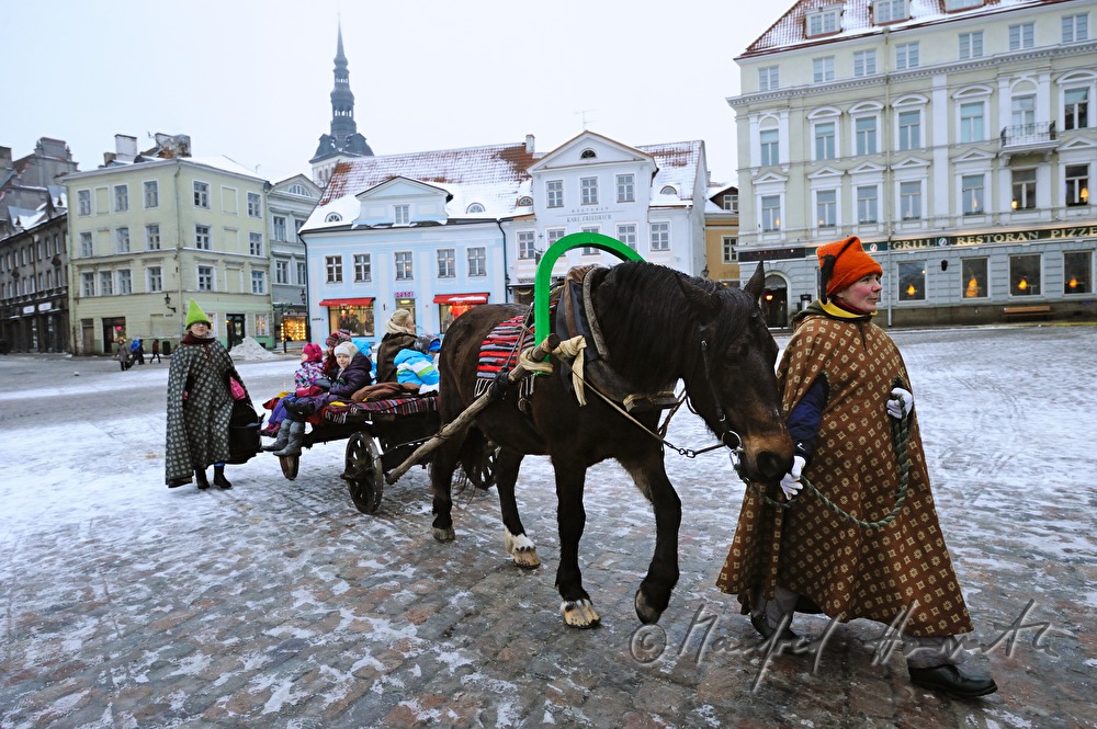 Pferdewagen mit Kindern auf dem Hauptplatz