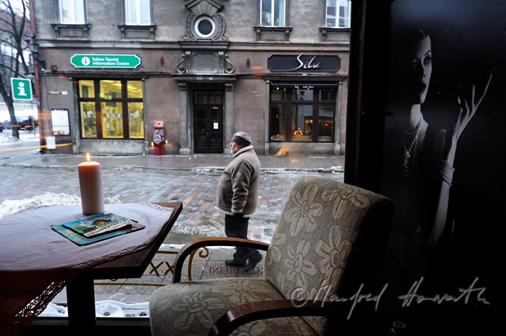 Blick aus einem Cafe auf die Niguliste Strasse