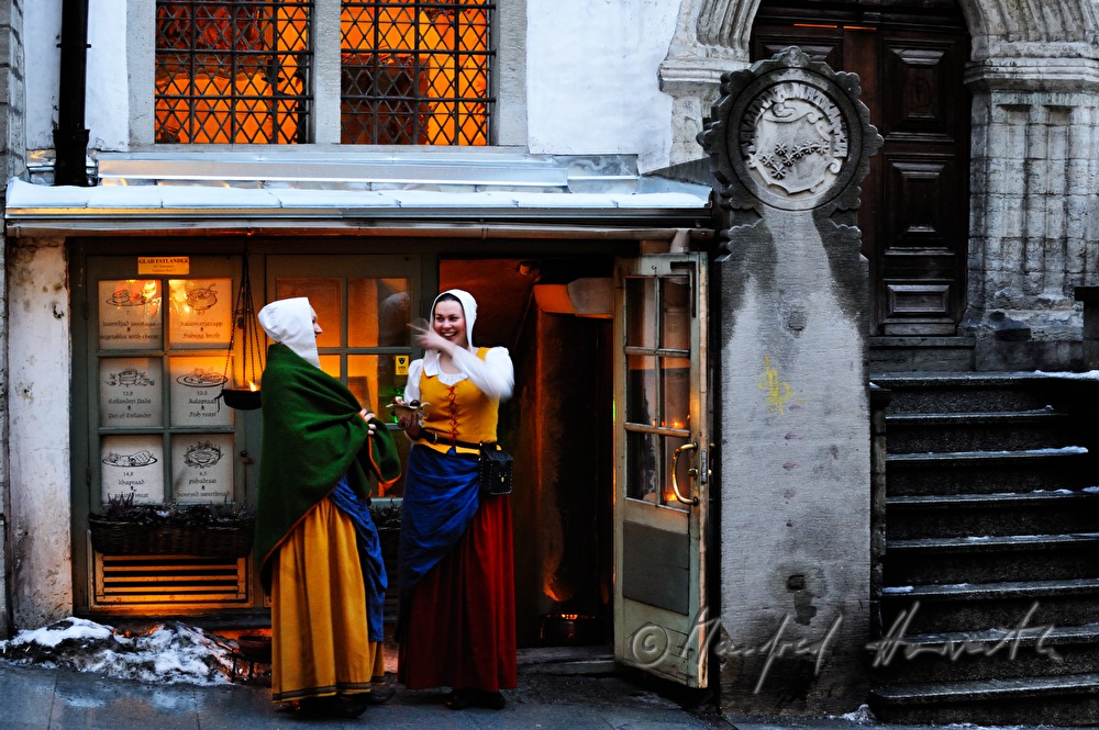 Kellnerinnen vor dem Restaurant Glad Estlander