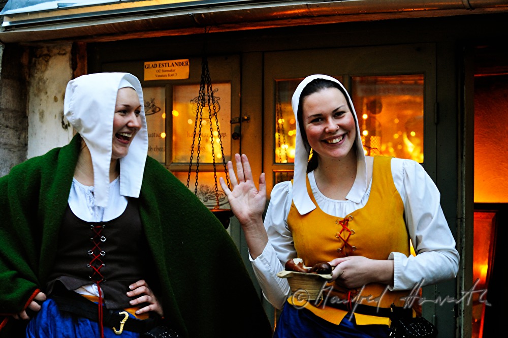 Kellnerinnen vor dem Restaurant Glad Estlander