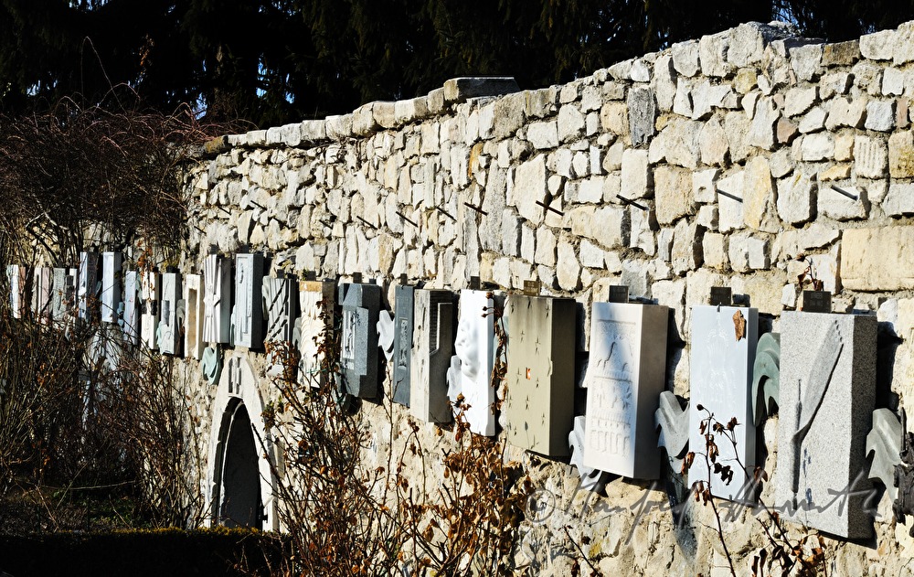 Skulpturen an der Wand beim Europabrunnen