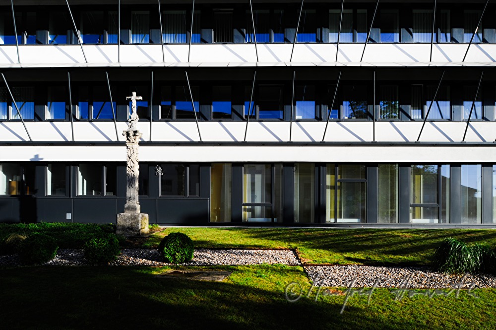 Eingang zur Landesregierung Neu