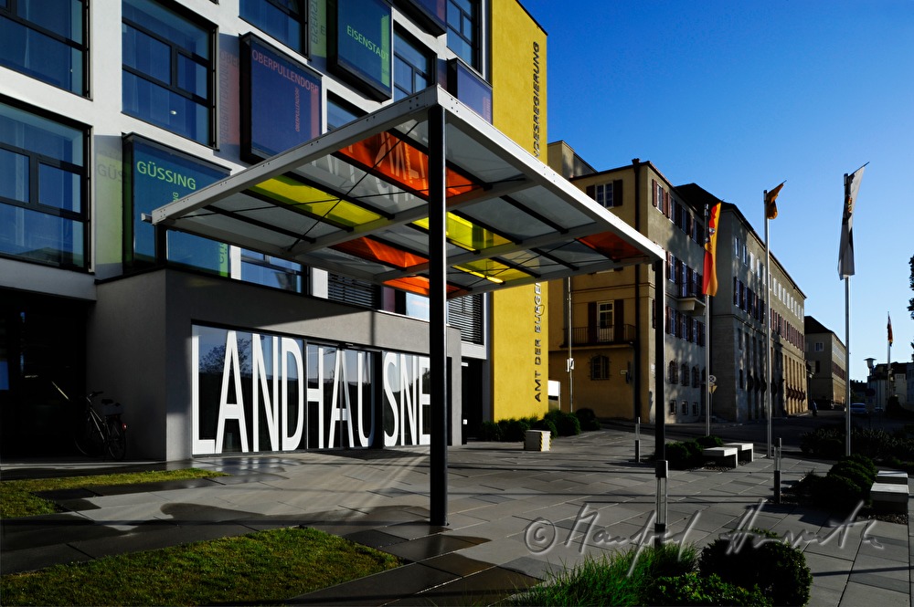 Eingang zur Landesregierung Neu