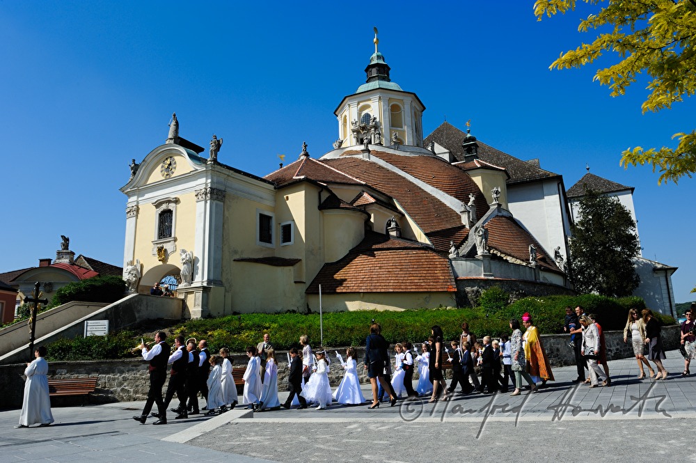 Fronleichnams-Umzug rund um die Kirche