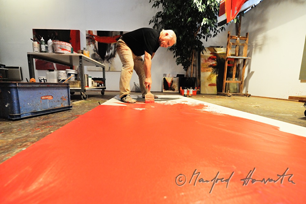 Sepp Laubner malt in seinem Atelier
