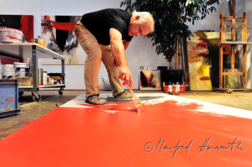 Sepp Laubner malt in seinem Atelier