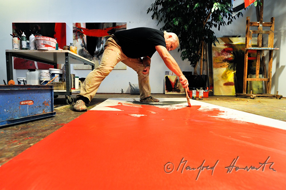 Sepp Laubner malt in seinem Atelier