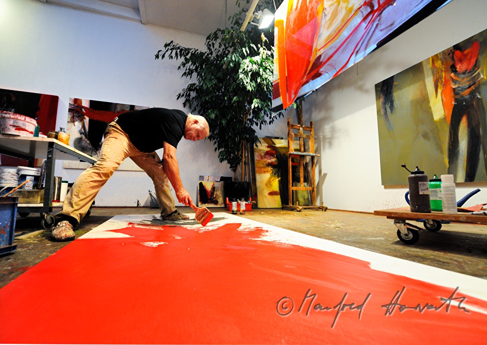 Sepp Laubner malt in seinem Atelier