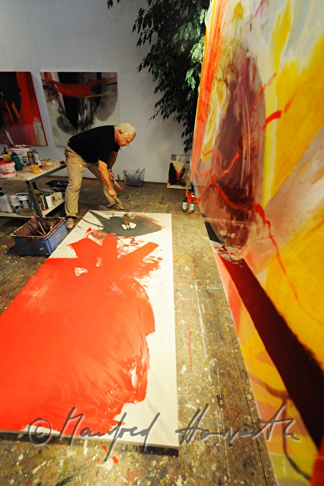 Sepp Laubner malt in seinem Atelier
