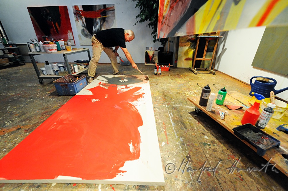 Sepp Laubner malt in seinem Atelier