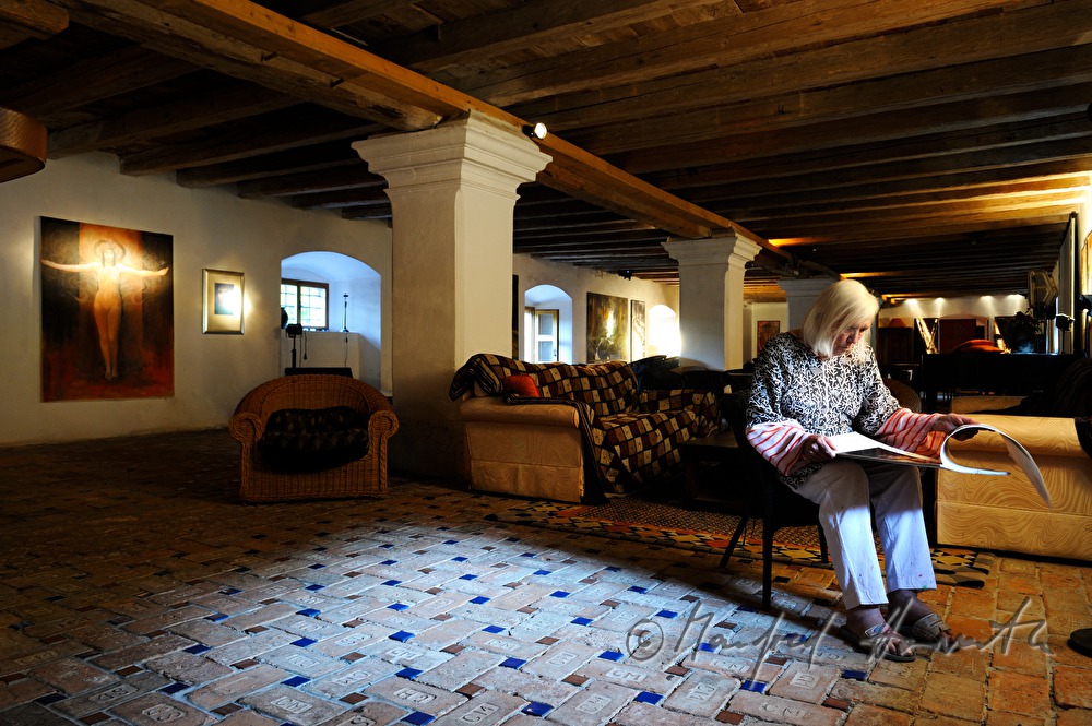 Textilküntlerin Vesna in ihrem Wohnzimmer
