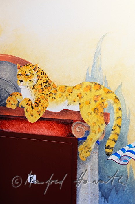 Leopard über einer WC-Tür