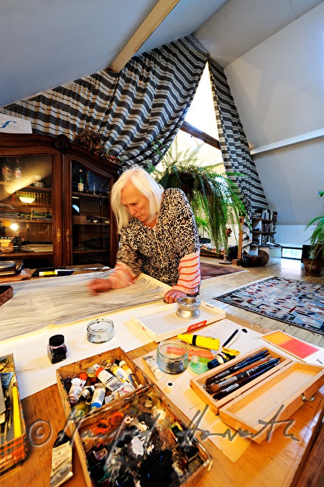 Textilküntlerin Vesna in ihrem Atelier