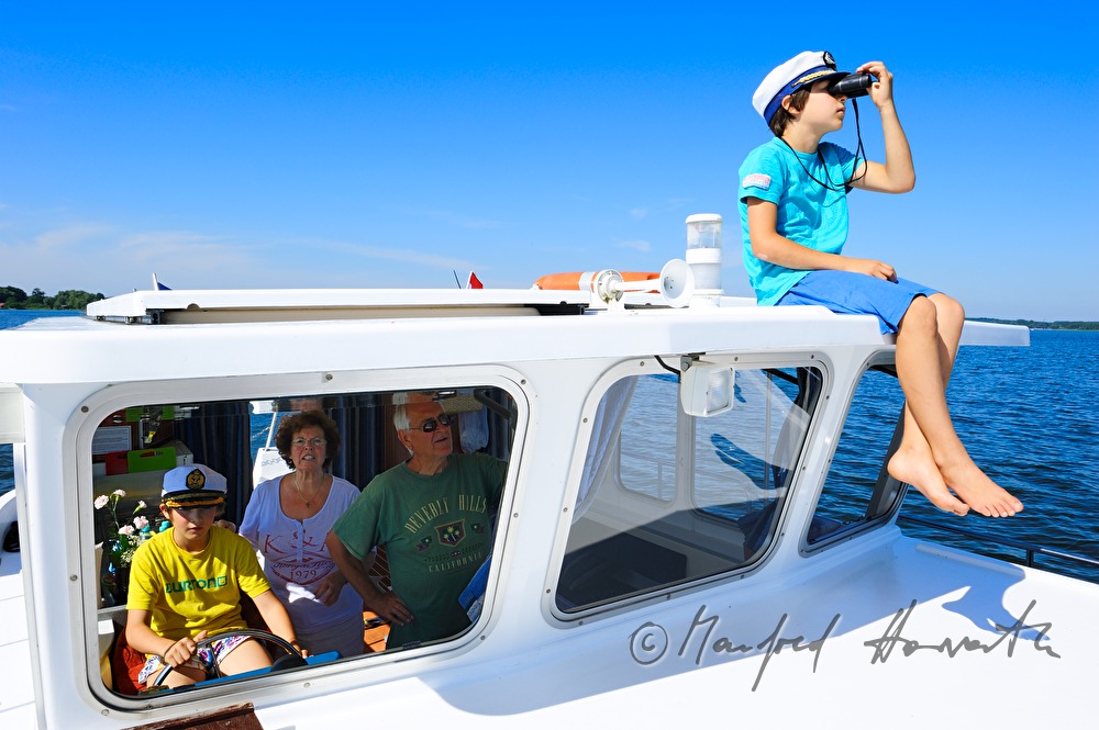 Familie am Cockpit des Hausbootes