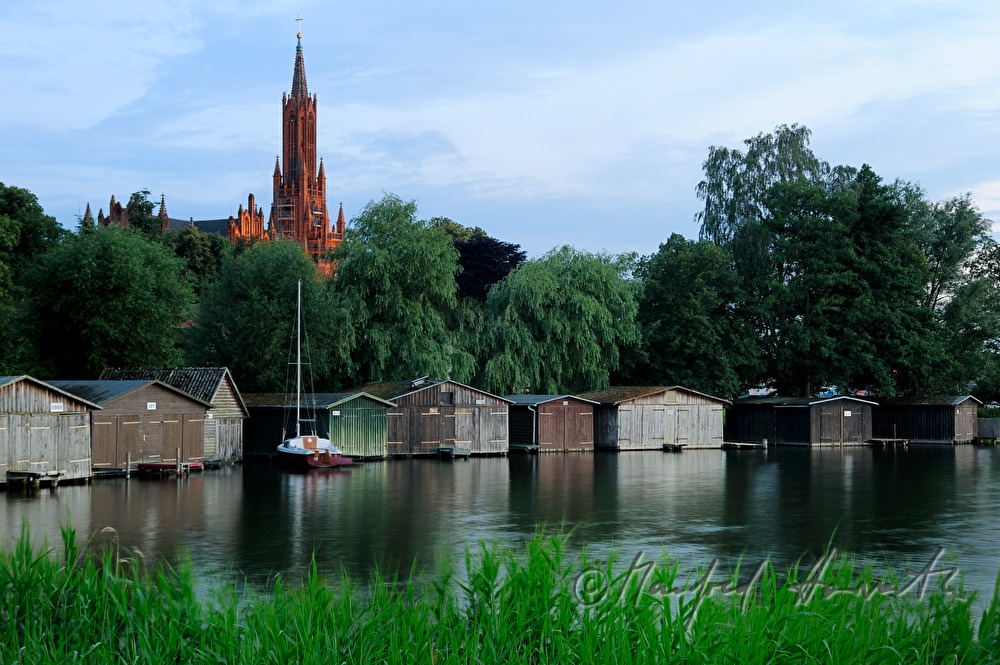 Klosterkirche und Bootshäuser am Malchower See