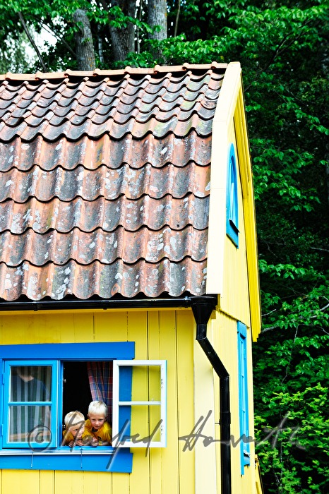 Kinder schauen aus Pippi Langstrumpfs Villa Kunterbunt