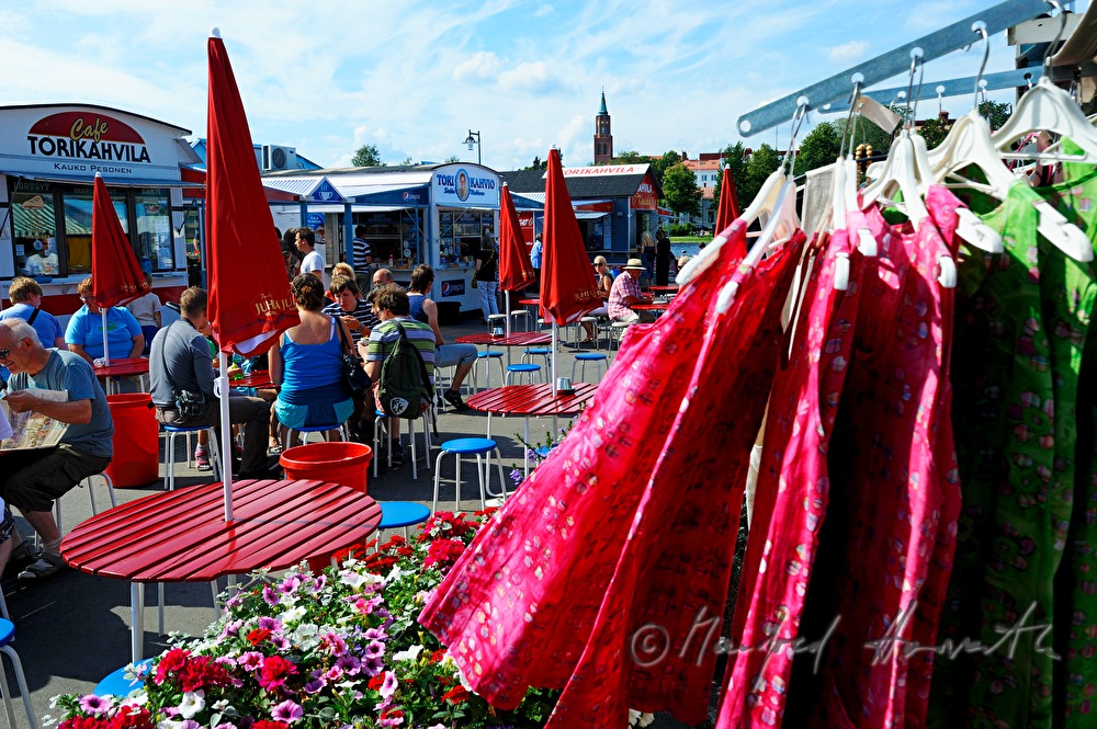 Kleiderständer und Cafe am Wochenmarkt