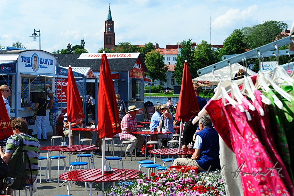 Kleiderständer und Cafe am Wochenmarkt