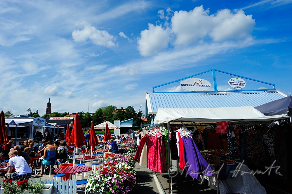 Kleiderständer und Cafe am Wochenmarkt