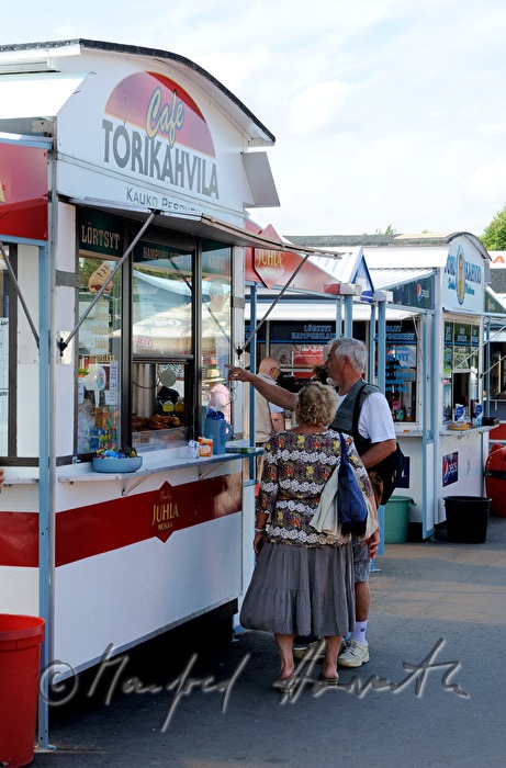 Kleiderständer und Cafe am Wochenmarkt