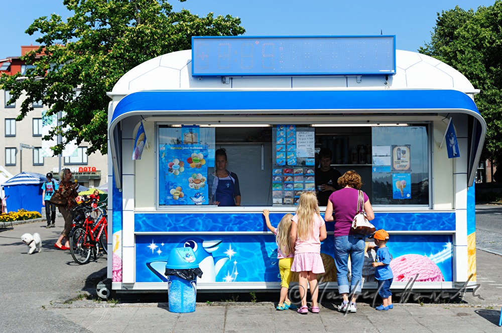 Eis-Stand und Kunden am Wochenmarkt