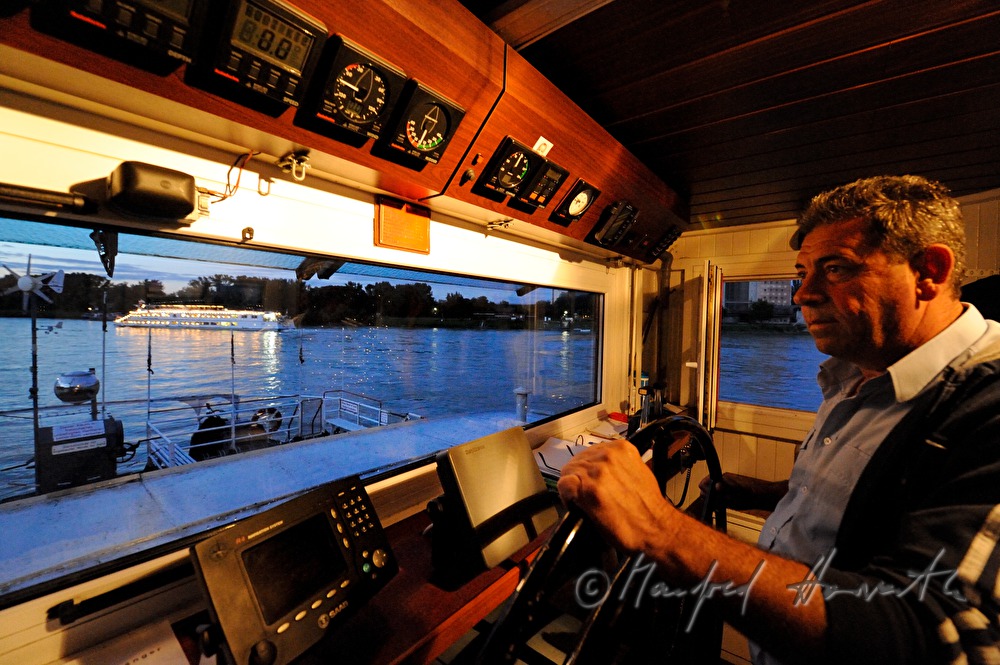 Fährmann am Steuerruder seines Schiffes
