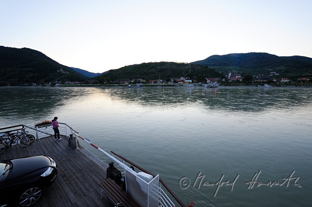 Rollfähre Spitz-Arnsdord überquert die Donau