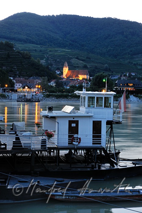 Rollfähre Spitz-Arnsdord überquert die Donau