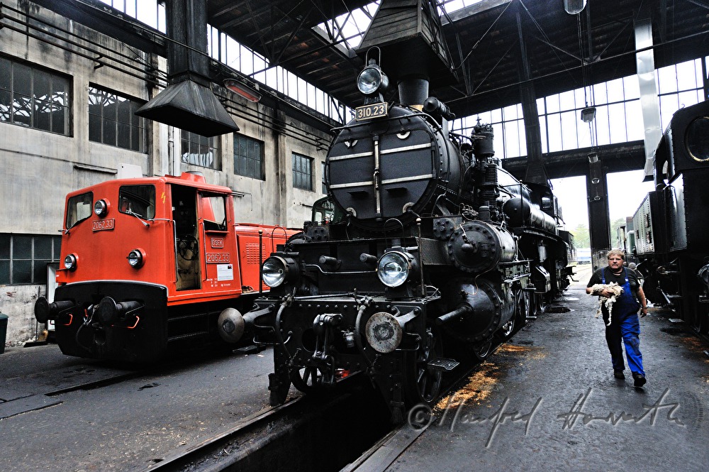 Mechaniker in der Remise mit Putzwolle