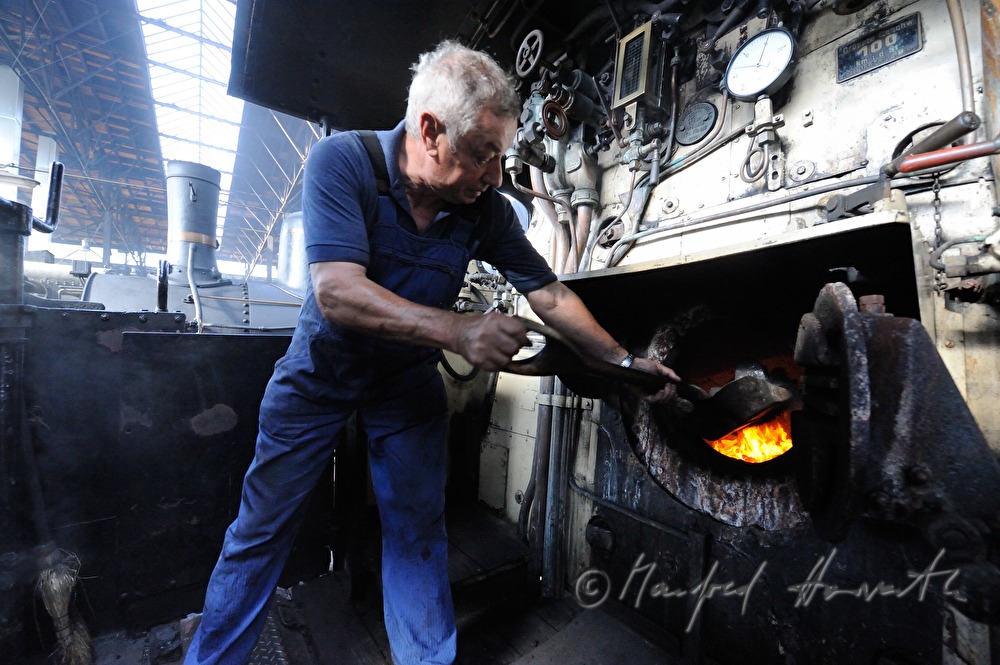 Heizer beim Befeuern der Lokomotive kkStB 310.23