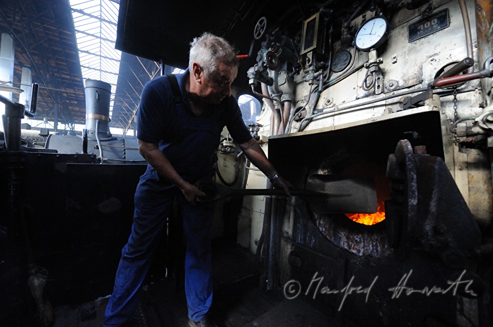 Heizer beim Befeuern der Lokomotive kkStB 310.23