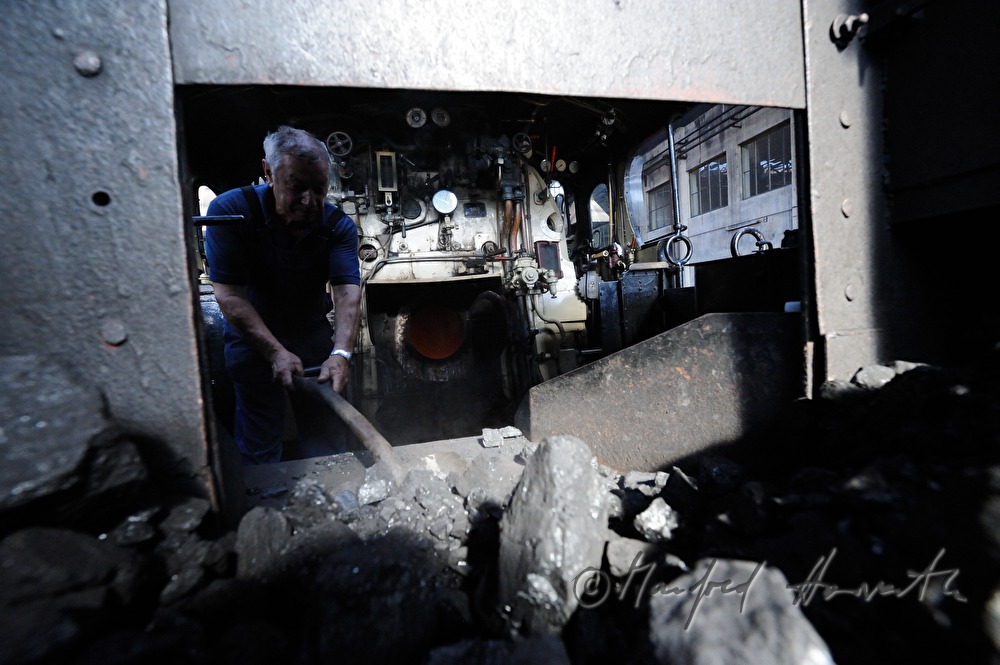 Heizer beim Befeuern der Lokomotive kkStB 310.23