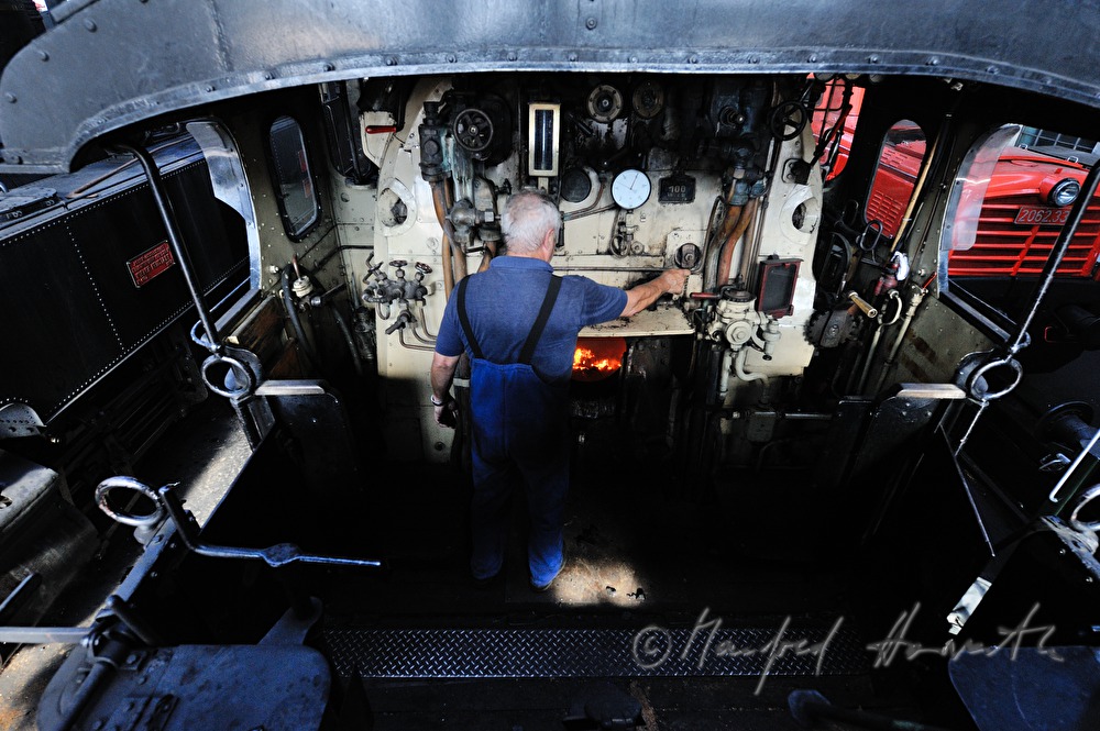 Heizer beim Befeuern der Lokomotive kkStB 310.23