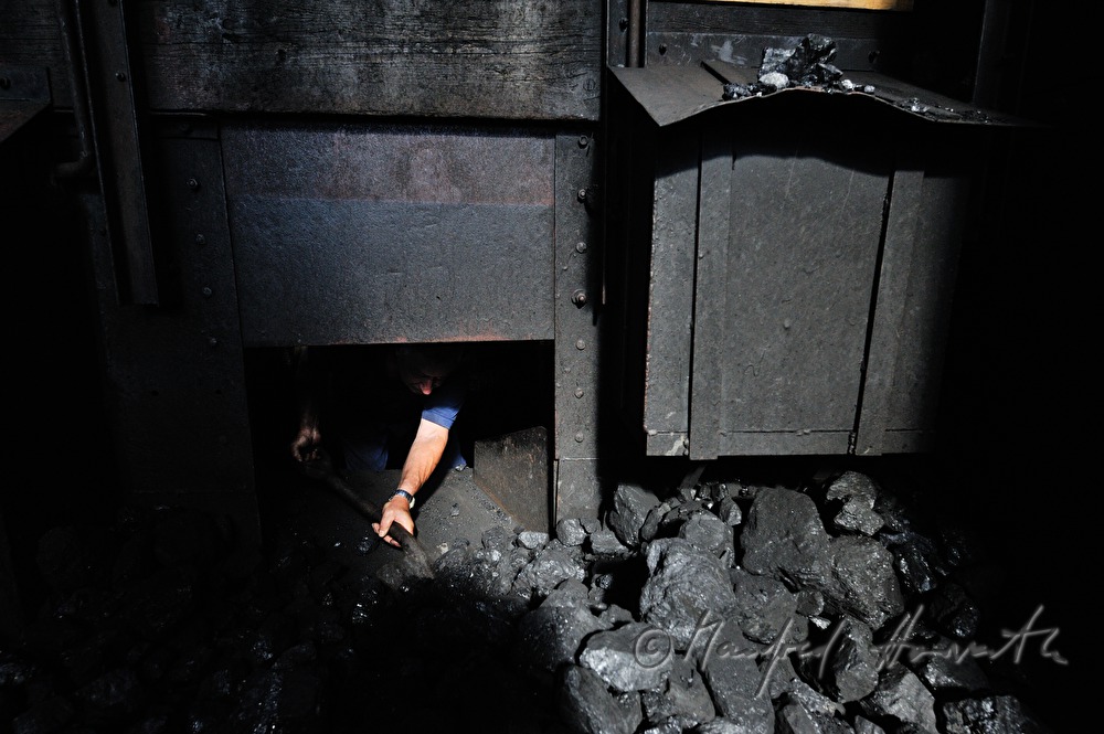 Heizer beim Befeuern der Lokomotive kkStB 310.23