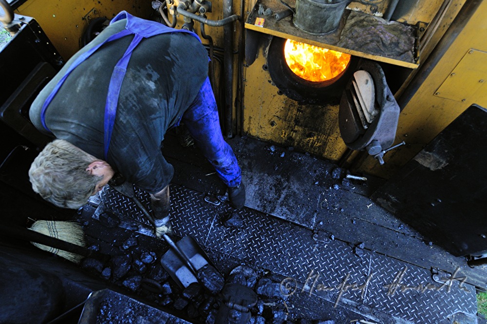 Heizer beim Befeuern der Lokomotive kkStB 190.13