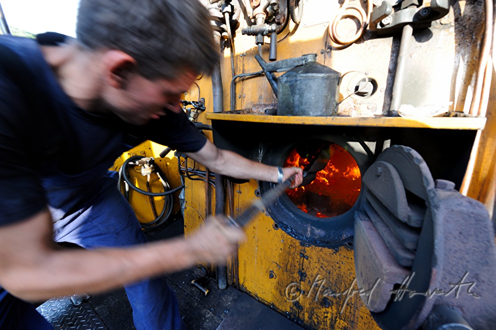 Heizer beim Befeuern der Lokomotive kkStB 190.13