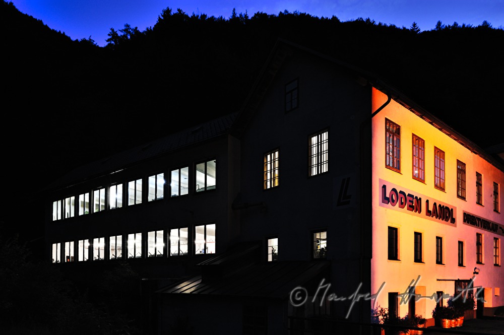 Fabriksgebäudein der Dämmerung