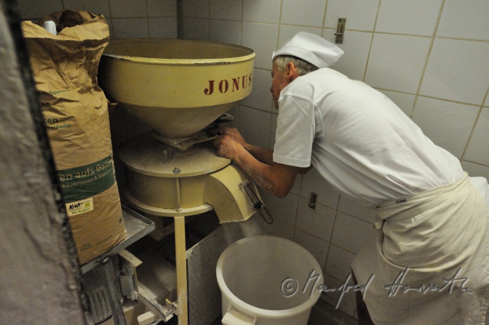 Mahlen von Weizen mit der Mühle