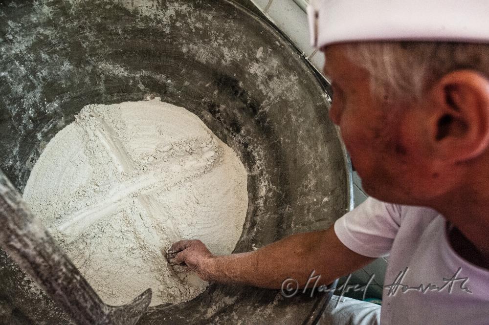 zeichnen eines Kreuzes in den Sauerteig