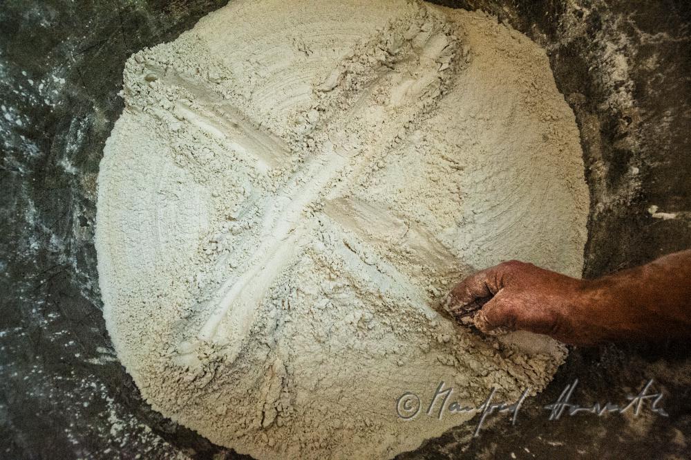zeichnen eines Kreuzes in den Sauerteig