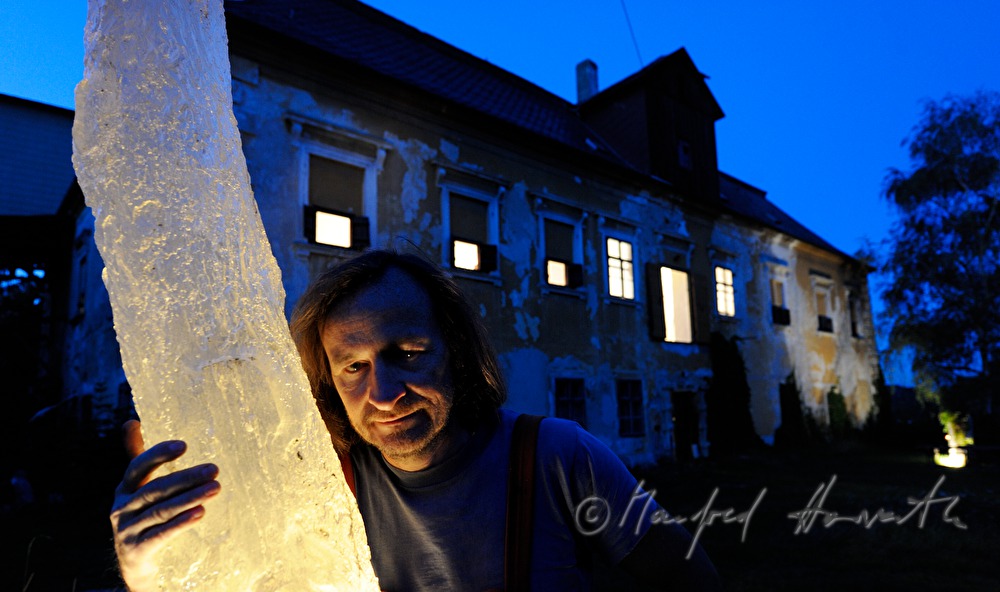 Johann Feilacher mit Baum-Skulptur vor dem Atelier